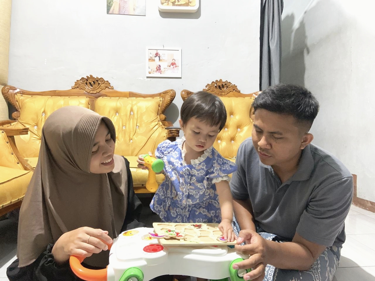 Orang tua peserta Rumah Anak SIGAP Bandarharjo, Hamdan dan Fina sedang bermain dengan putrinya, Aliyah dalam mengeksplor pembelajaran motorik dan kognitif.