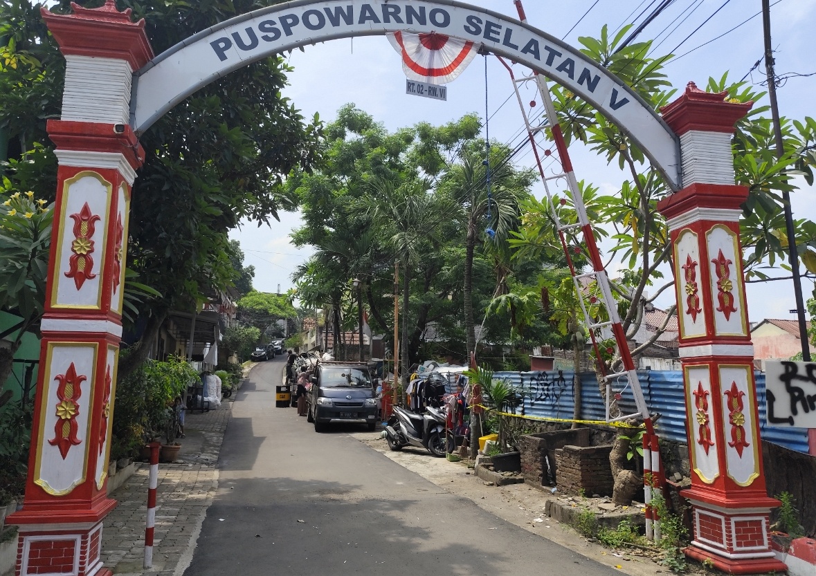 Lokasi penemuan jasad bayi persisnya belakang gapura kampung dipasangi garis polisi