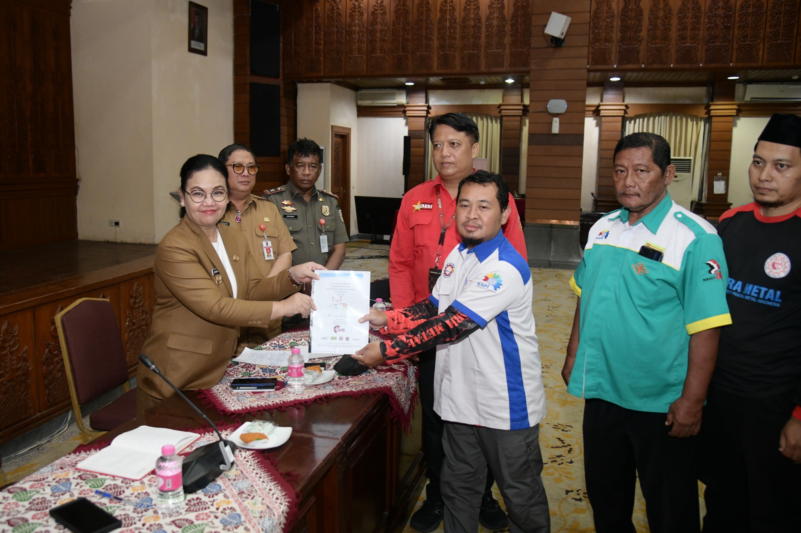 Wali Kota Semarang, Agustina Wilujeng menerima langsung perwakilan buruh dari Aliansi Buruh Jawa Tengah (ABJAT) yang menggelar aksi terkait tuntutan kenaikan upah 2026 di depan Balaikota Semarang.