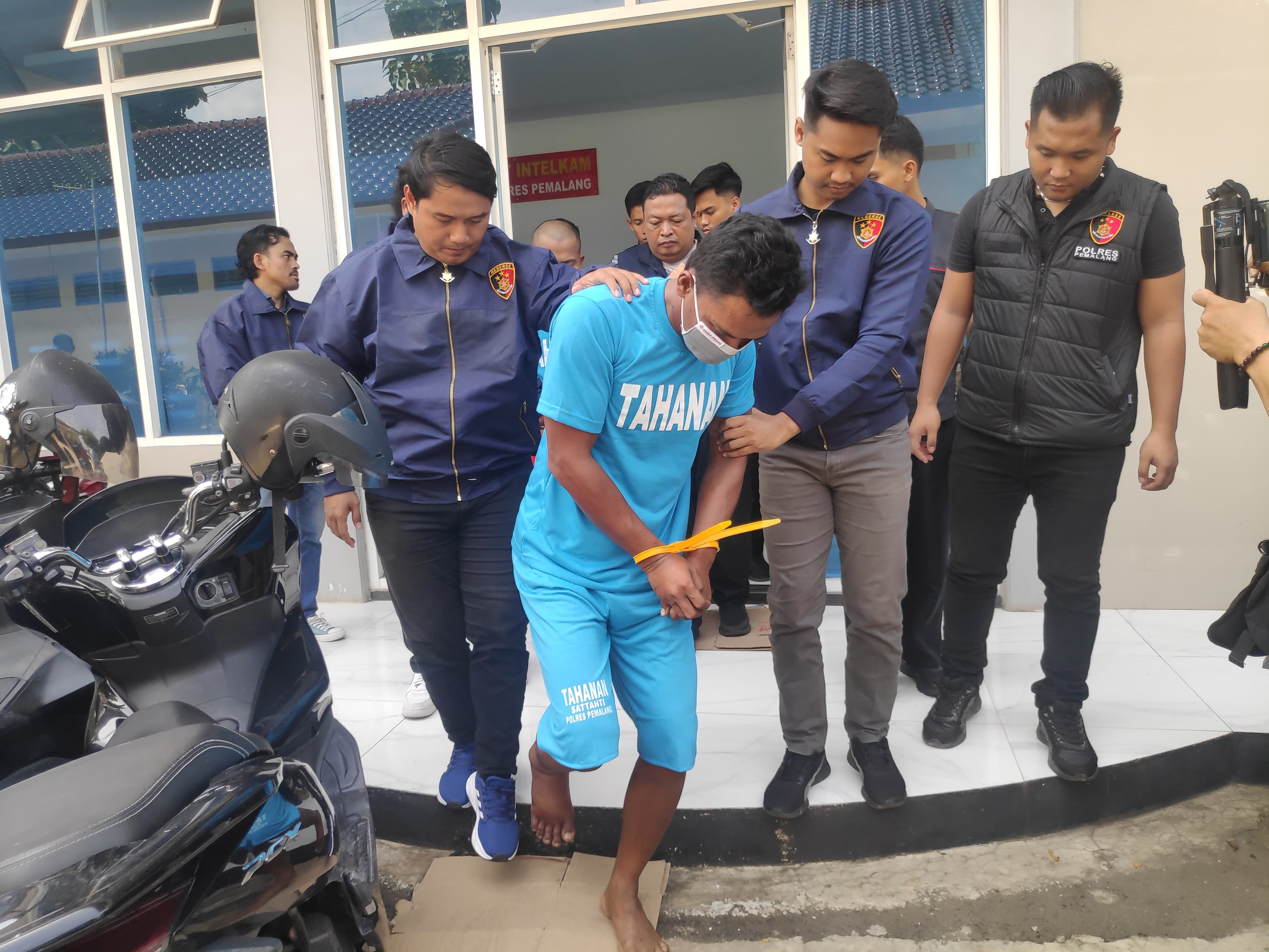 DIGELANDANG - Tersangka pembunuhan saat digelandang di Mapolres Pemalang, untuk berikan keterangan,pada Selasa (25/11/2025).
