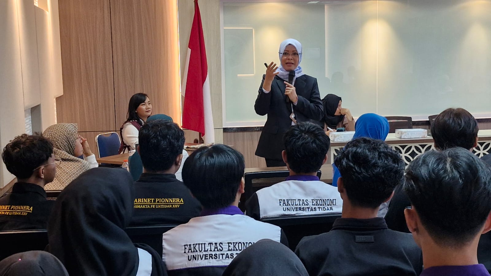 Kepala BPJS Kesehatan Cabang Maya Susanti menyapa mahasiswa Fakultas Ekonomi Untidar.