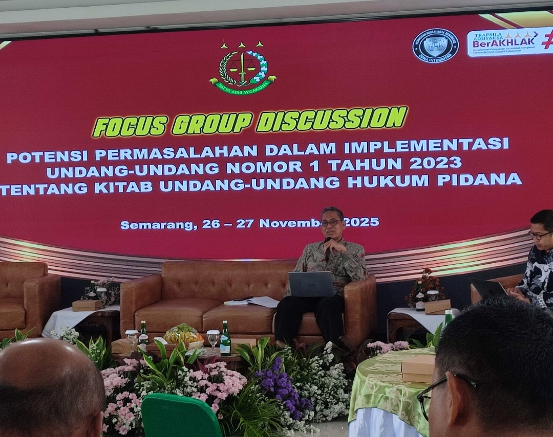 Guru Besar Fakultas Hukum Universitas Diponegoro (Undip), Prof Pujiyono saat memberikan materi dalam forum group discussion di Kejari Kota Semarang, Rabu (26/11/2025).