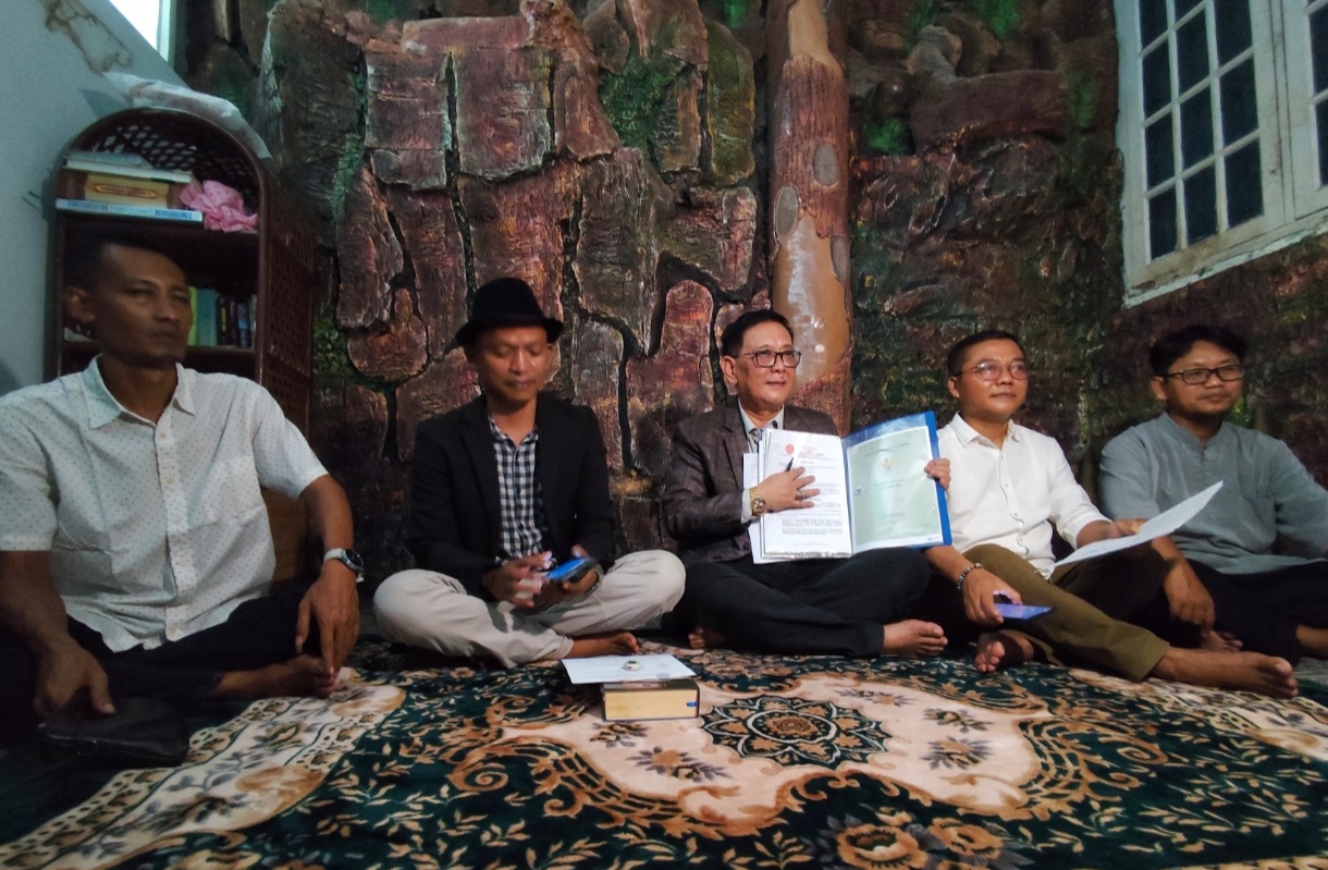 Nicholas berbaju putih mengenakan kacamata didampingi kuasa hukum dan ketua BLN yang baru