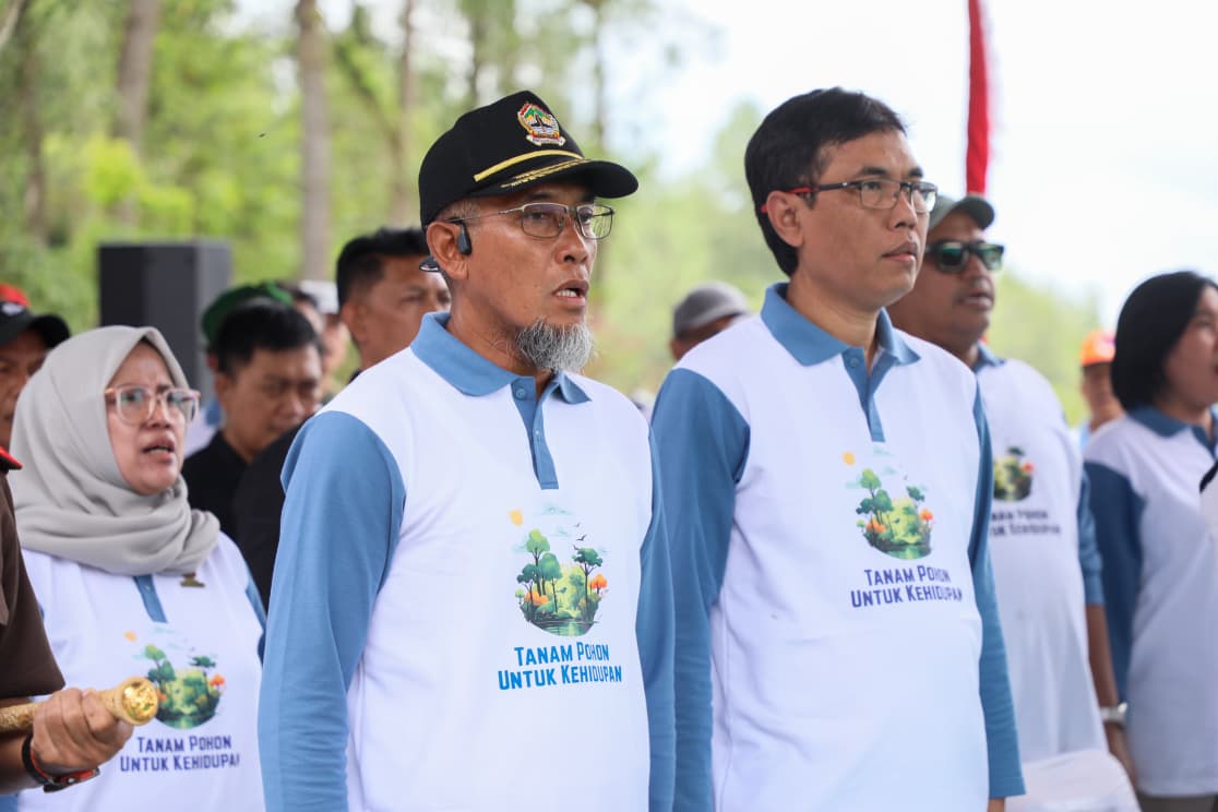 Sekda Jateng, Sumarno menghadiri kegiatan penanaman 650 bibit pohon di Desa Dukun, Kecamatan Dukung Kabupaten Magelang pada Selasa, 25 November 2025.