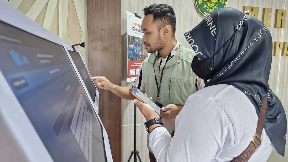 Petugas BPJS Satu memberikan pelayanan kepada peserta JKN.