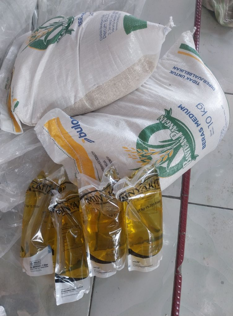 Bantuan sosila berupa beras dan minyak