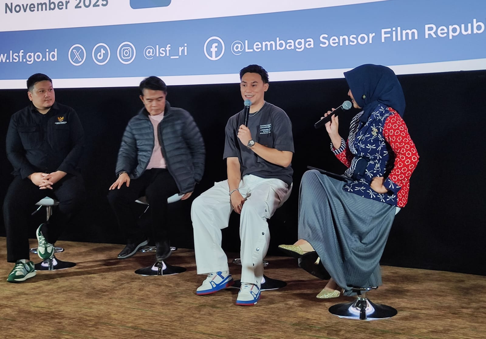 (kiri-kanan) Ketua Subkomisi Apresiasi dan Promosi LSF Gustav Aulia, Sutradara Aditya Gumay, Pemeran Film Nia, Qya Ditra sampaikan kisah Nia Kurnia Sari.