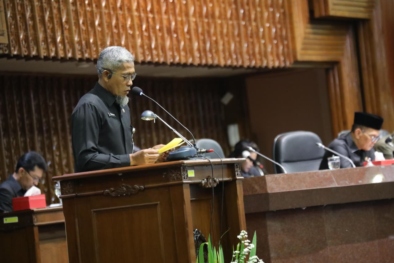 Sekda Sumarno saat menyampaikan Nota Keuangan Rancangan APBD Provinsi Jawa Tengah tahun anggaran 2026, saat rapat paripurna DPRD Jawa Tengah, di Gedung Berlian Kota Semarang, Kamis, 27 November 2025.