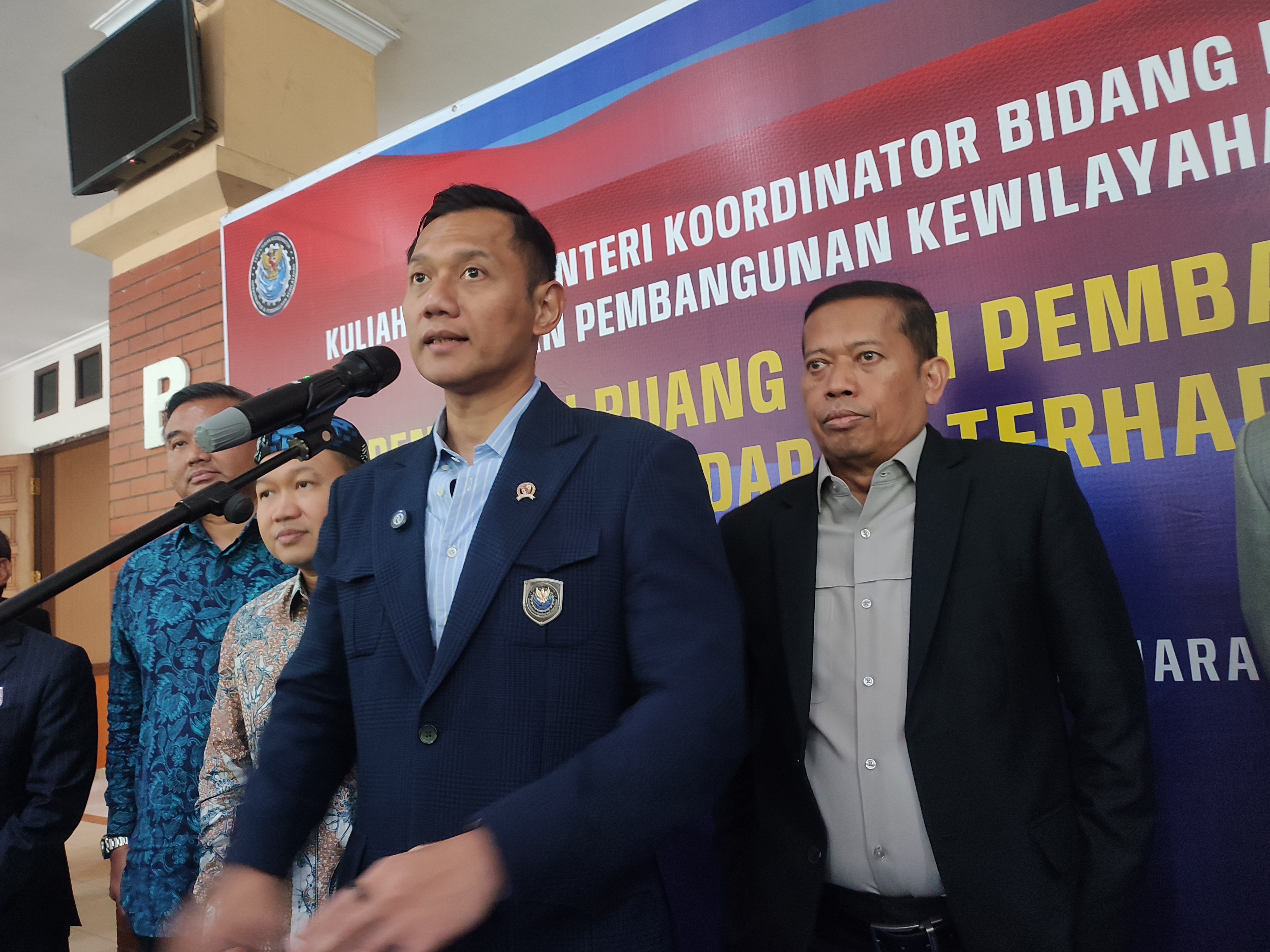 Menteri Koordinator Bidang Infrastruktur dan Pembangunan Kewilayahan, Agus Harimurti Yudhoyono (AHY) usai mengisi kuliah umum di Universitas Diponegoro, Kamis (27/11/2025).