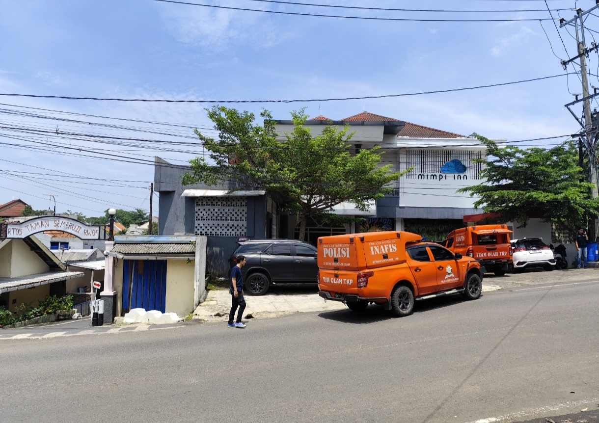 Anggota kepolisian termasuk Inafis Polrestabes dan Polda Jateng olah TKP di hotel