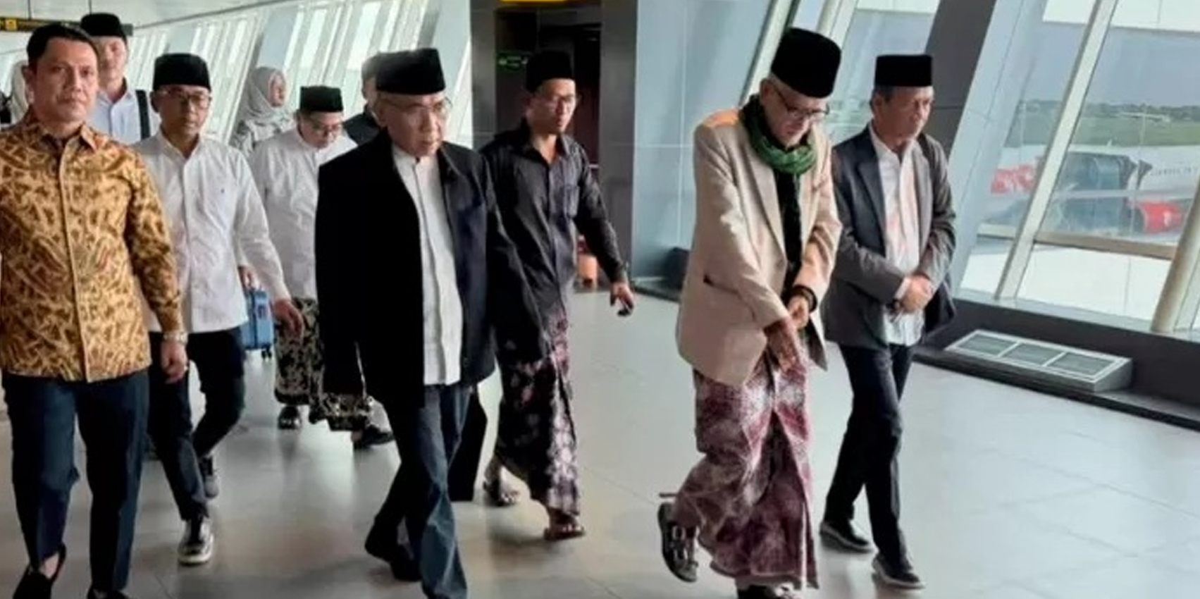 Ketua Umum Pengurus Besar Nahdlatul Ulama (PBNU) KH Yahya Cholil Staquf atau Gus Yahya jalan bersama dengan Rais Aam PBNU KH Miftachul Akhyar