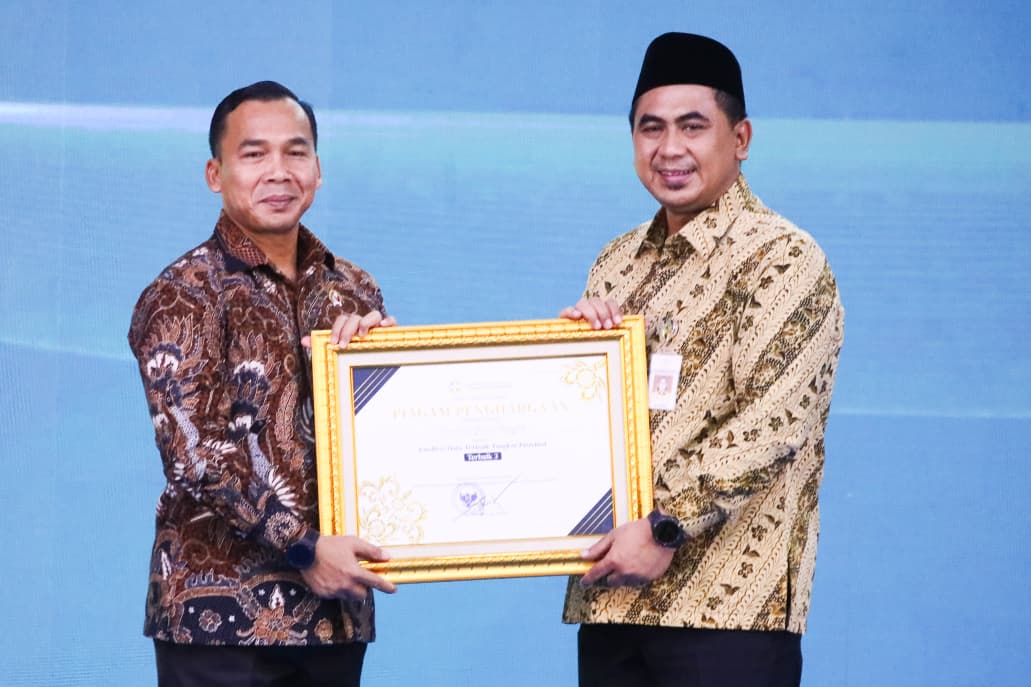 Menteri Dukbangga, Wihaji memberikan penghargaan kepadaWakil Gubernur Jawa Tengah, Taj Yasin di Auditorium Kemendukbangga, Jakarta, Rabu, 26 November 2025.