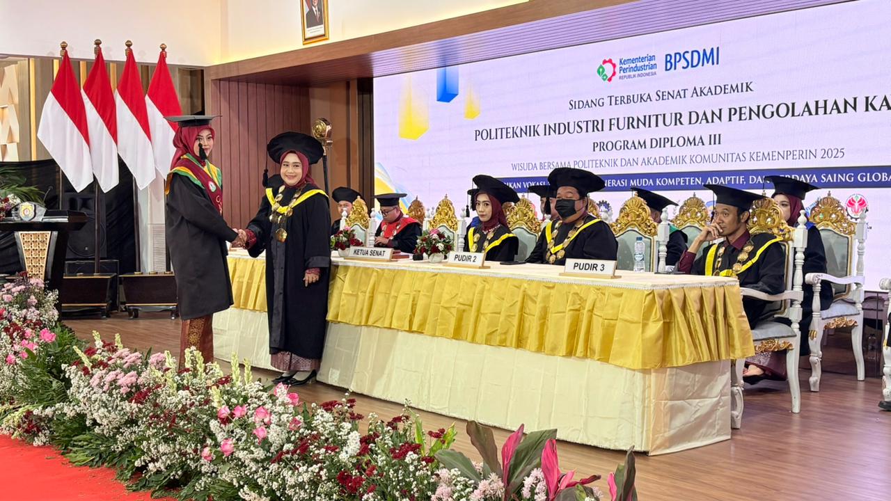 Wisuda ke-5 Polifurneka Kendal ini meluluskan 110 mahasiswa, mereka berasal dari tiga program studi.