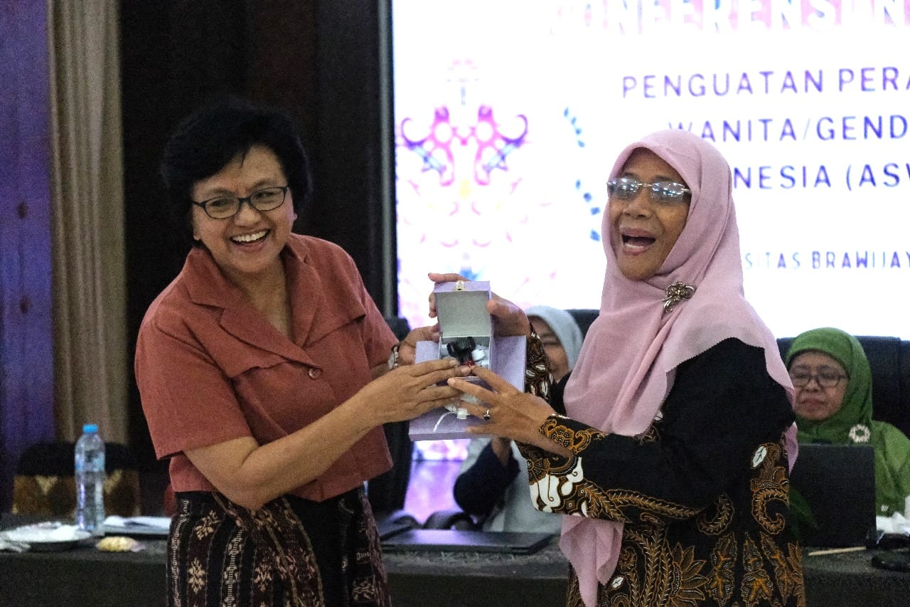 Dr. Arianti Ina R. Hunga, M.Si., sebagai Ketua Umum ASWGI periode 2025&ndash;2029.