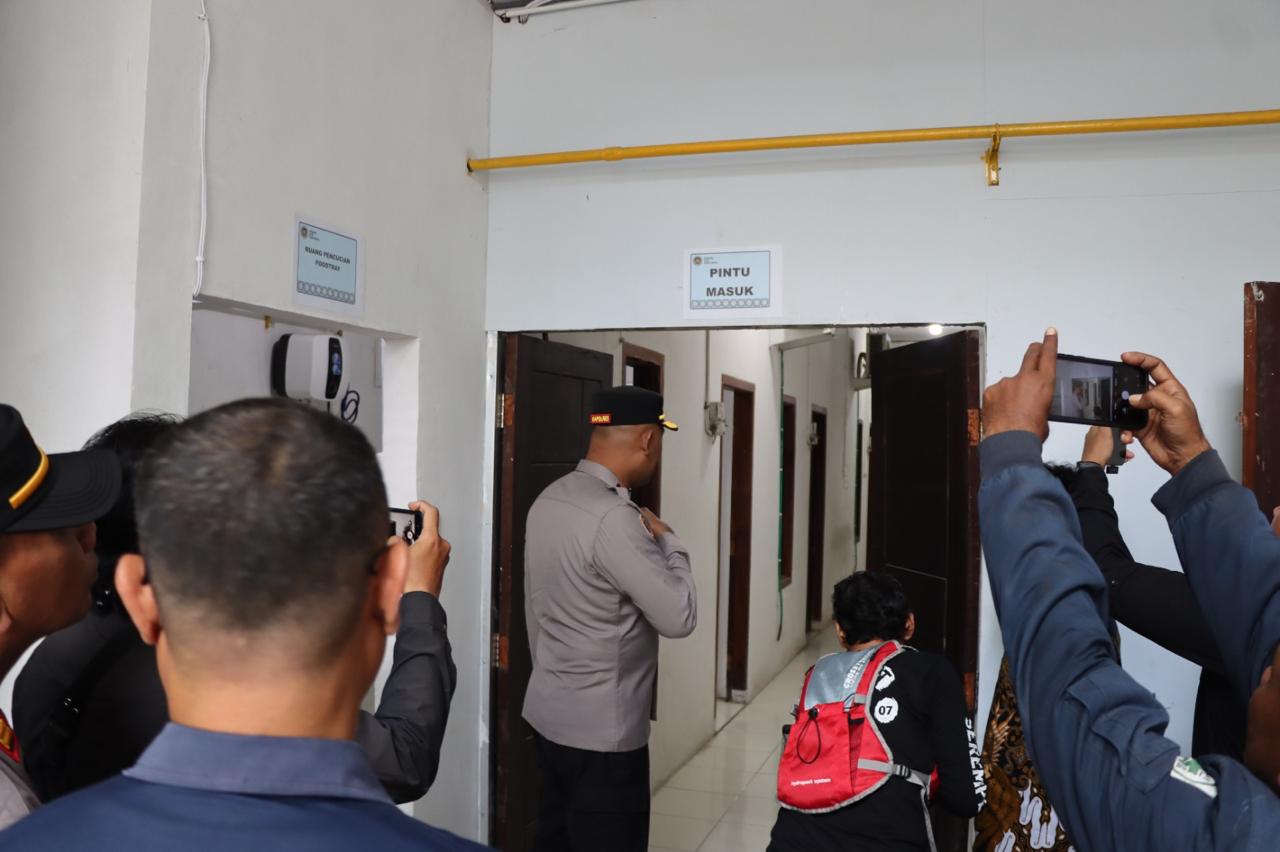 Kapolres Kendal AKBP Hendry Susanto Sianipar melakukan inspeksi mendadak (Sidak) ke dapur SPPG Sijeruk sebagai titik awal produksi MBG.
