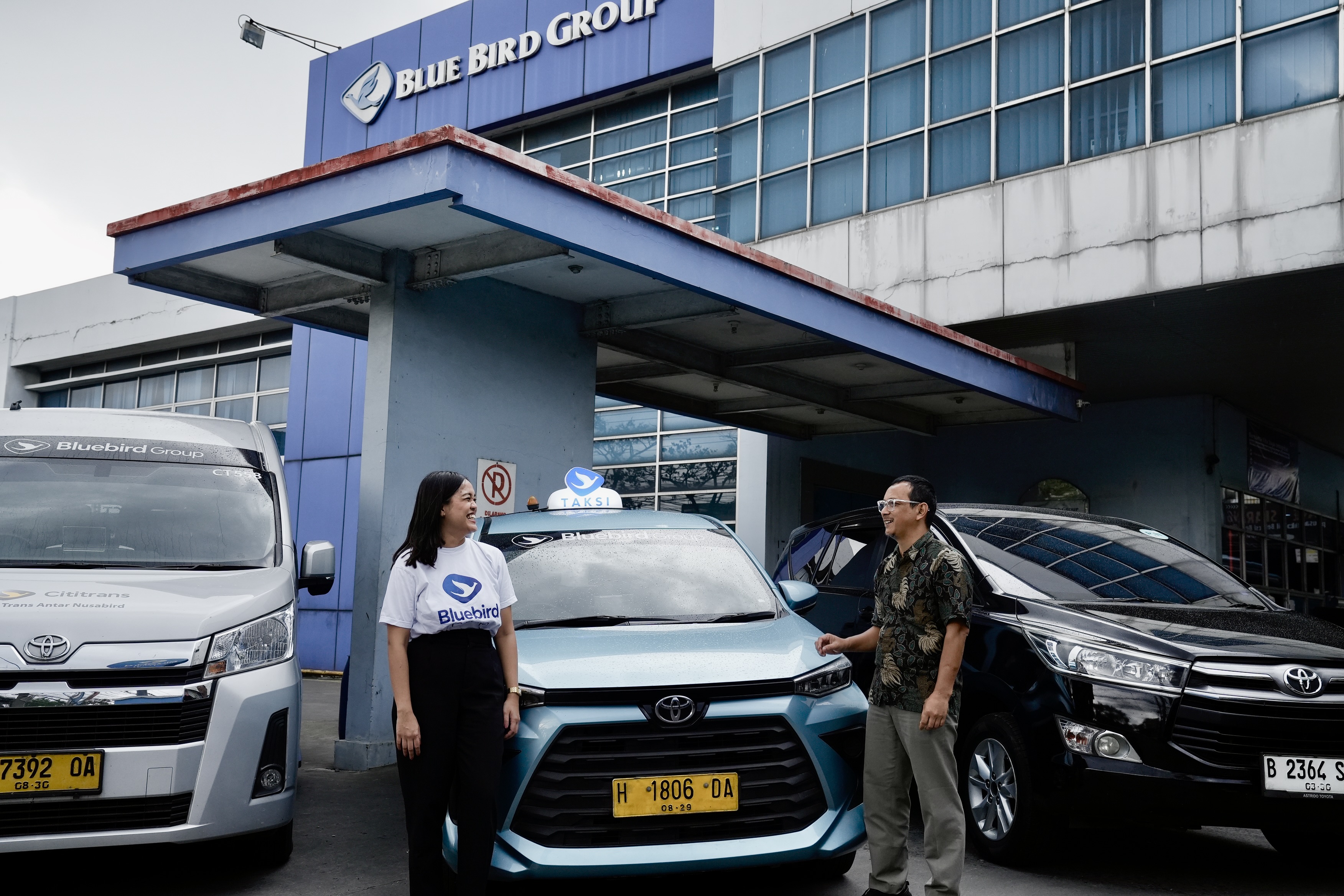 (kiri-kanan) Chief Marketing Office PT Blue Bird Tbk, Monita Moerdani dan General Manager Bluebird Group Jateng dan DIY, Wahyu Tri Cahyono.