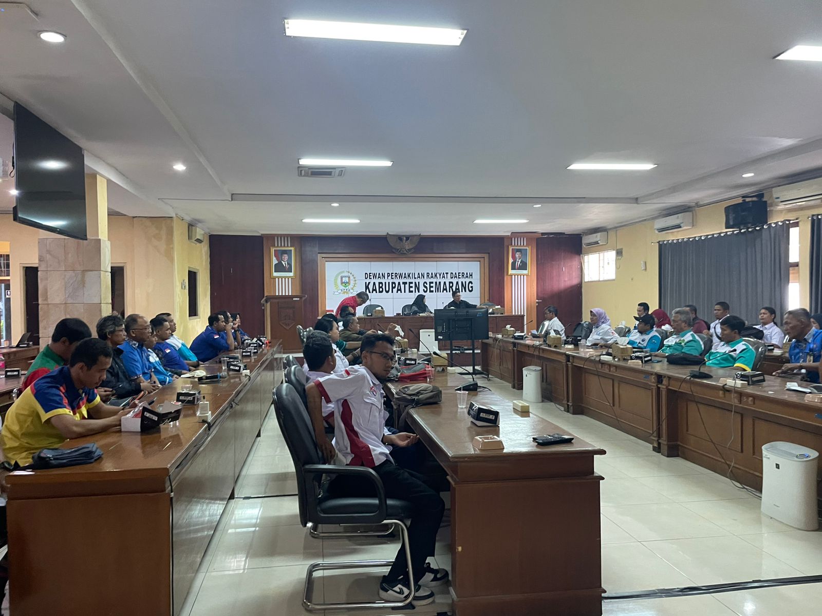 Gerakan Masyarakat Pekerja Ungaran (Gempur) audiensi bersama perwakilan Komisi D DPRD Kabupaten Semarang, di gedung DPRD Kabupaten Semarang. Maria Novena/Jawa Pos Radar Semarang