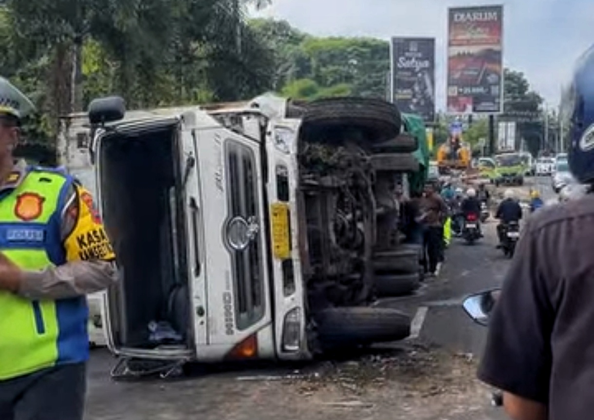 Kondisi truk yang terguling di flyover Jatingaleh