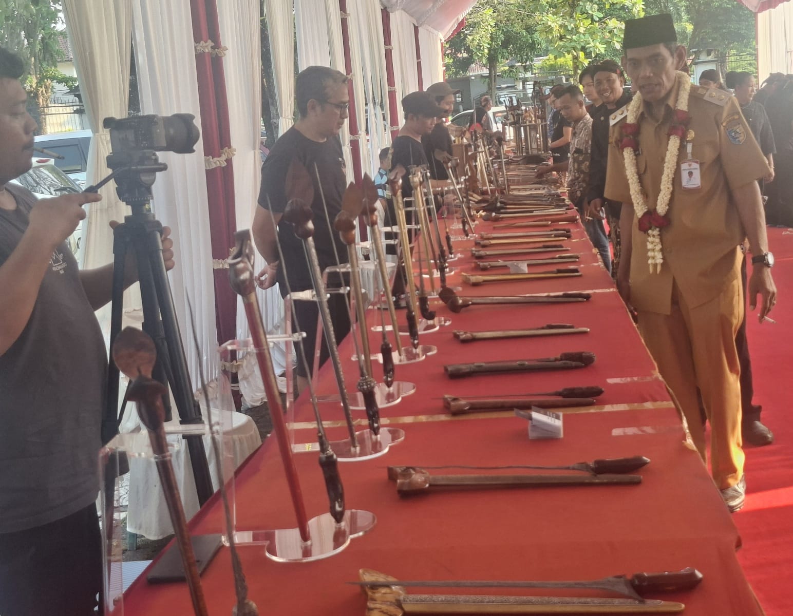 Wabup Muhamad Badrudin meninjau pameran keris di Pendopo.(wahibpribadi)