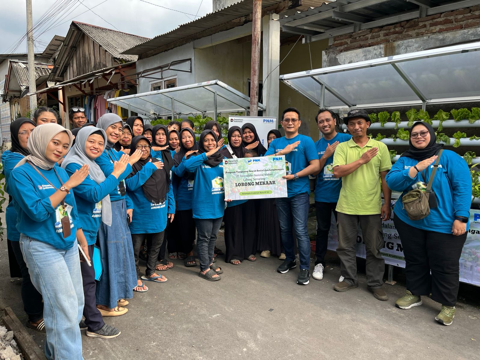 Program Lorong Mekaar, PNM mengembangkan konsep urban farming berbasis aquaponik yang memadukan budidaya ikan dan tanaman sayur dalam satu sistem terpadu di ruang lorong permukiman.