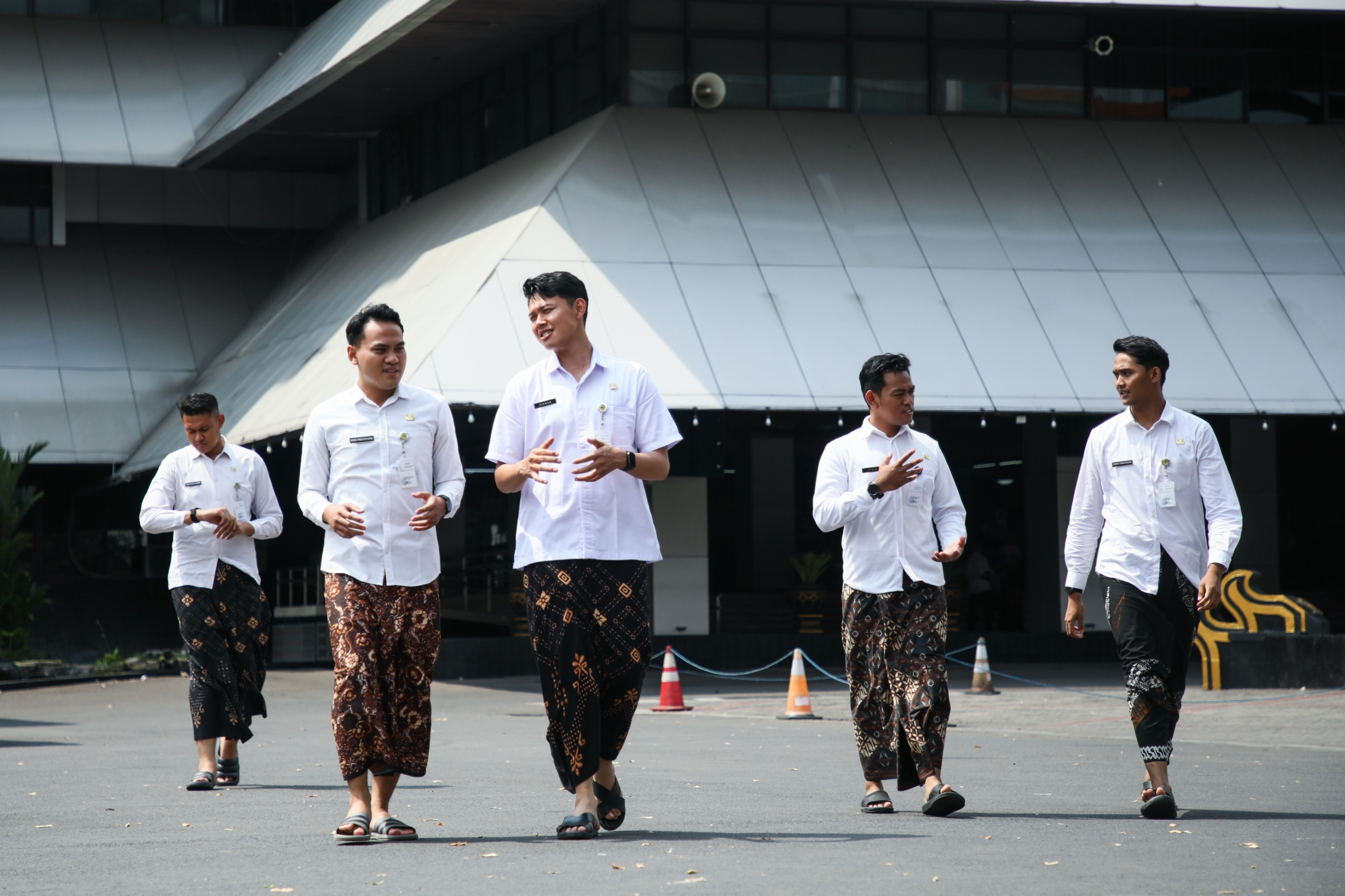 Kebijakan Pemprov Jateng tentang pemakaian sarung batik/lurik kepada para Aparatur Sipil Negara (ASN) setiap Jumat menuai apresiasi.
