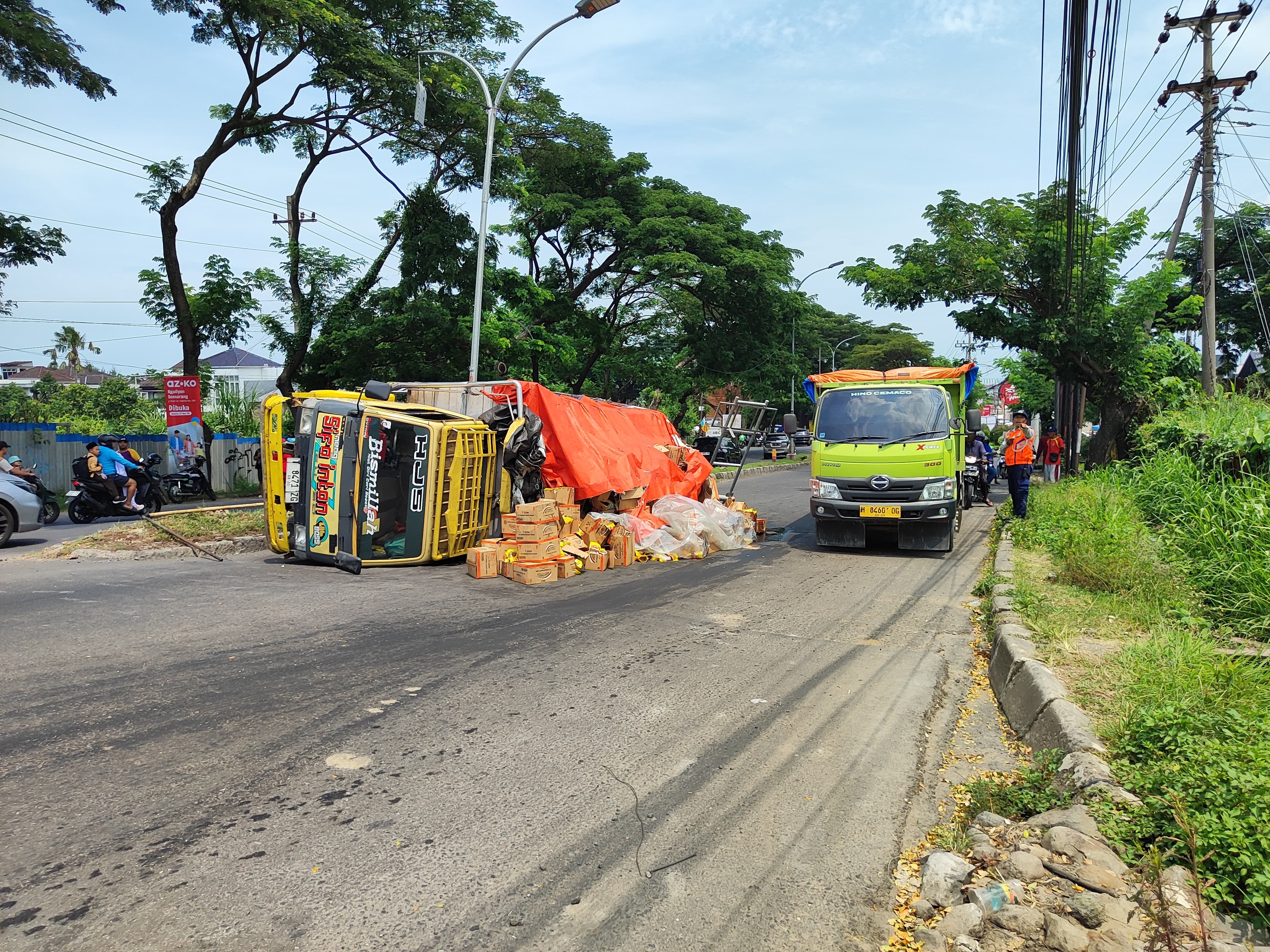 Truk bermuatan MinyaKita terguling di Silayur.