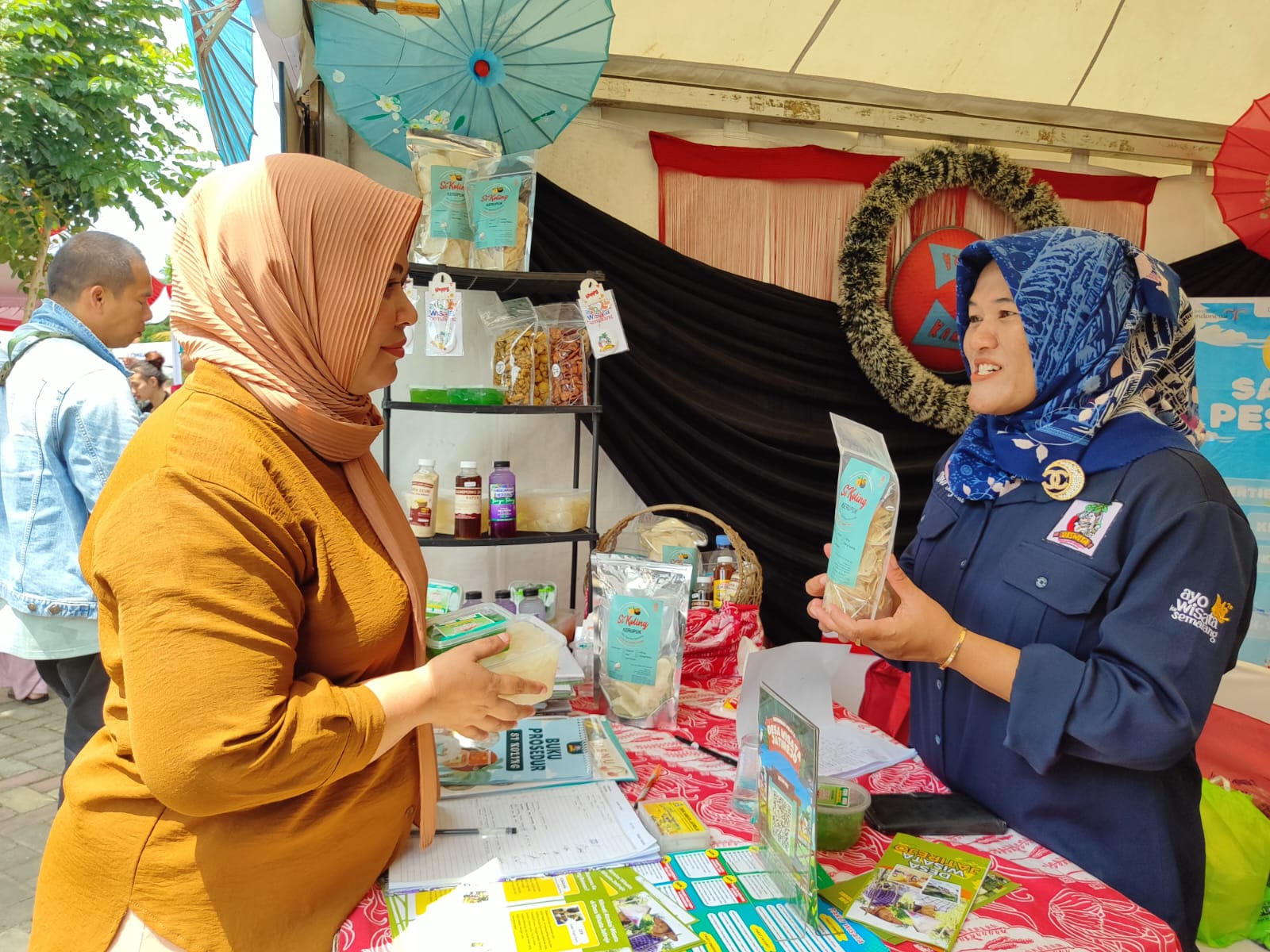 Perwakilan Desa Wisata Jatirejo Dwi Sayekti (kanan) melayani pembeli dan mengenalkan produk kolang-kaling potensi desanya, di Pameran Desa Wisata, Sabtu (29/11).