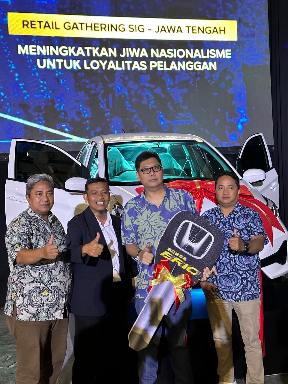 *Foto 4 * : Iwan Susanto, owner Toko Bangunan Rojo Dadi Putra Cepu menjadi pemenang hadiah utama Retail Gathering SIG Area 4 Jawa Tengah di Hotel Padma Semarang, (26/11).