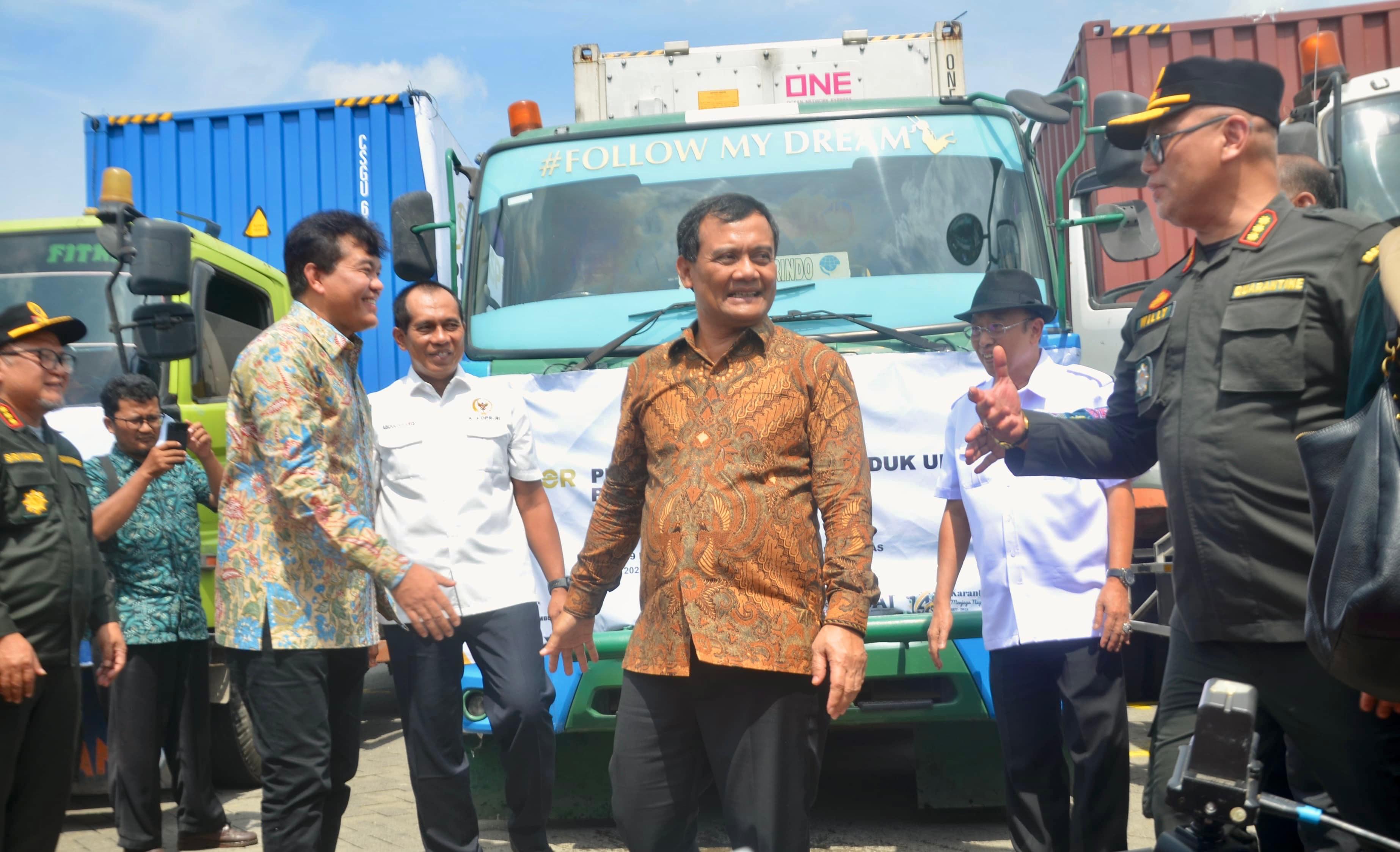 Gubernur Ahmad Luthfi melepas ekspor berbagai produk Usaha Mikro Kecil Menengah (UMKM) di Jawa Tengah senilai Rp 10,1 miliar di Pelabuhan Tanjung Emas Semarang