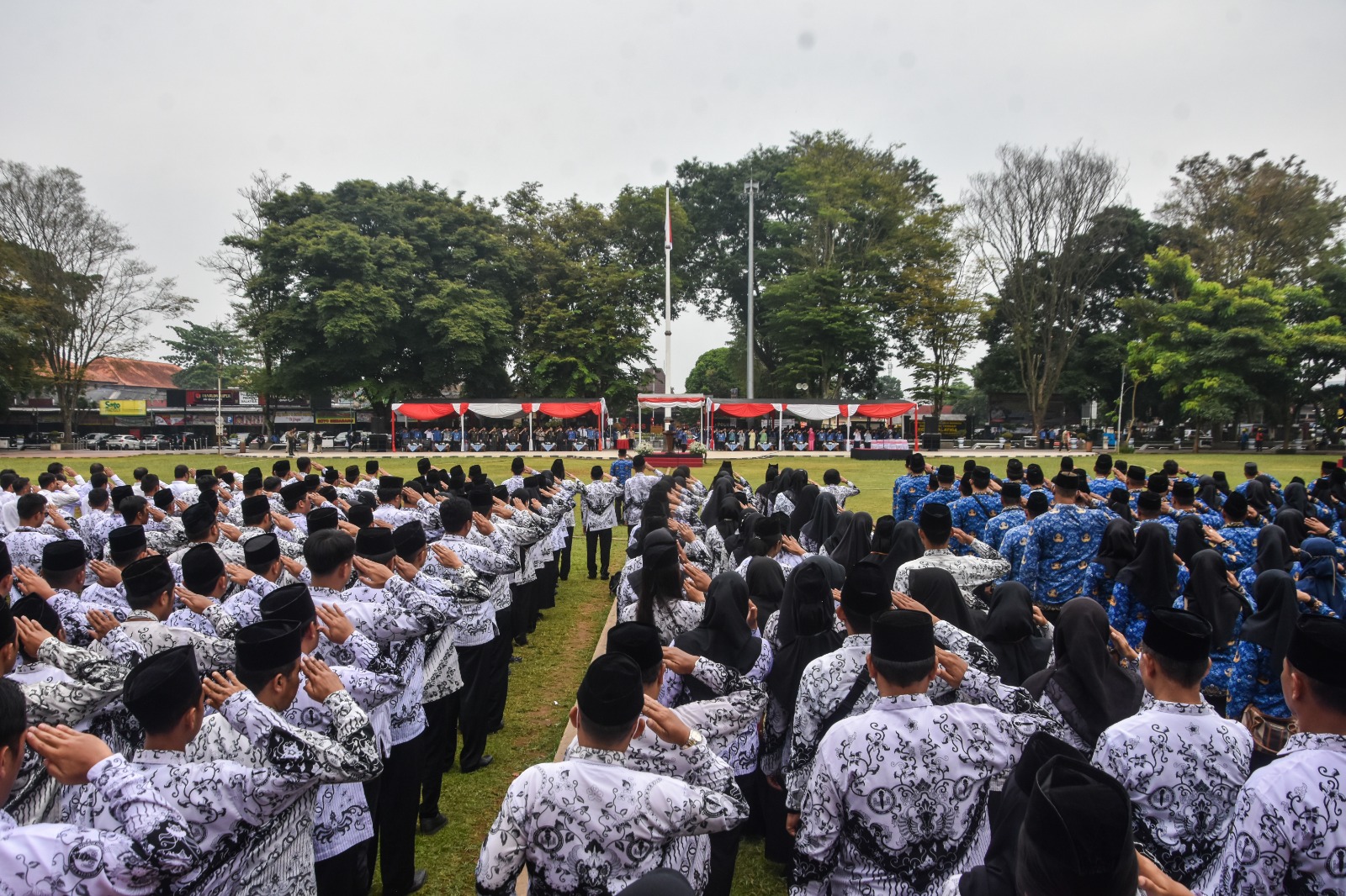 Wali Kota Salatiga, dr. Robby Hernawan, Sp. OG, menjadi Inspektur Upacara pada peringatan Hari Ulang Tahun (HUT) ke-54 Korps Pegawai Republik Indonesia (KORPRI) dan HUT ke-80 PGRI