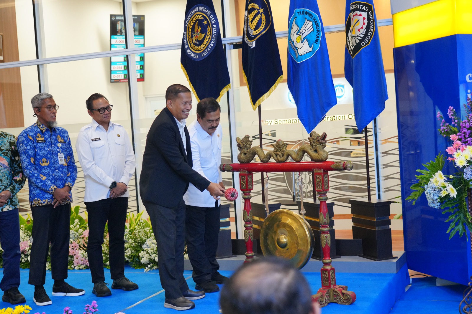 Menteri Imigrasi dan Pemasyarakatan, Drs. Agus Andrianto bersama Rektor Undip Prof Suharnomo saat meresmikan Campus Immigration Point at Undip, Senin (1/12/2025).