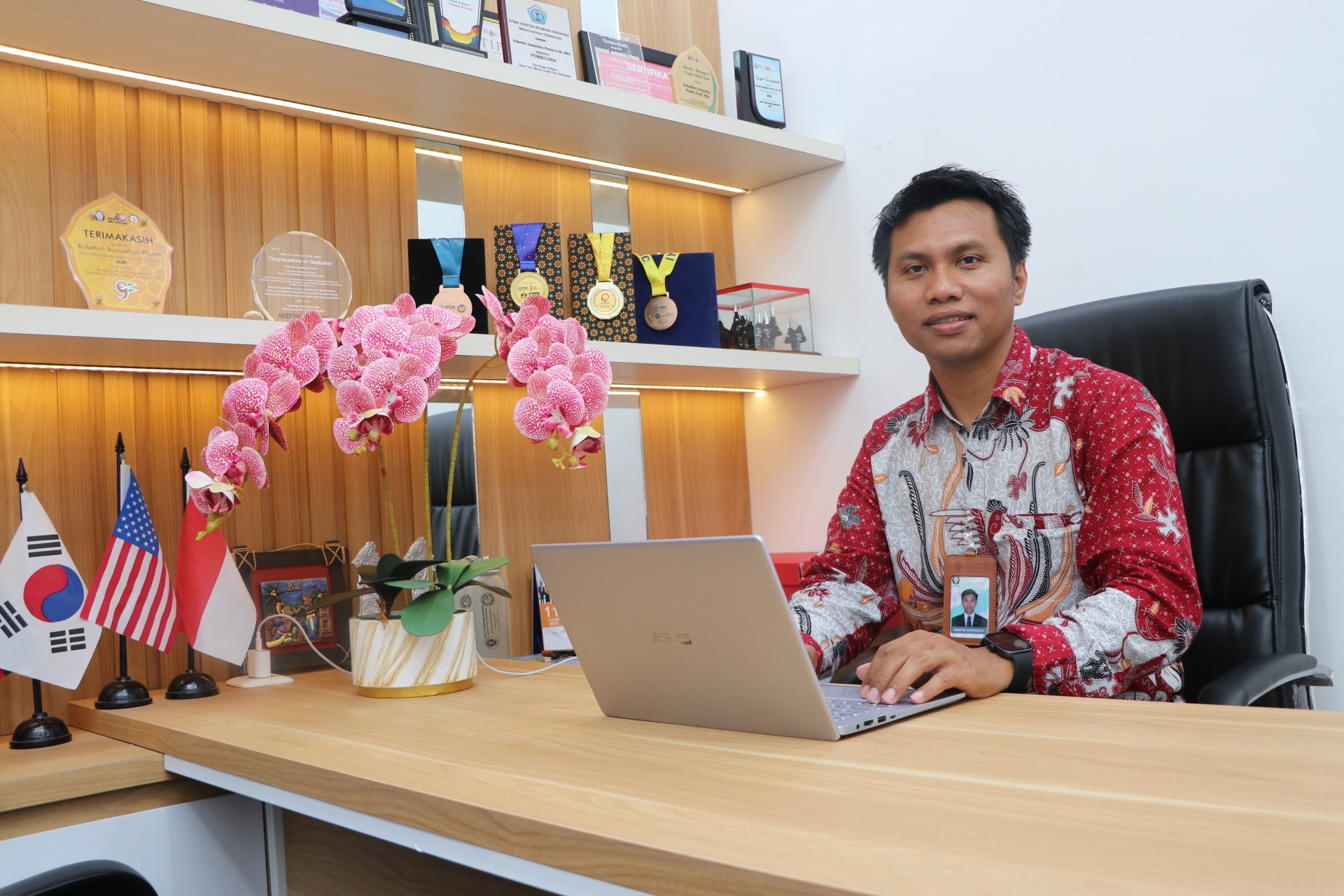 Penerima beasiswa NCS yang kini bernama Beasiswa TELADAN Tanoto Foundation, Robetmi Jumpakita Pinem, S.AB, MBA, Ph.D., saat ini berkiprah menjadi akademisi Undip Semarang.