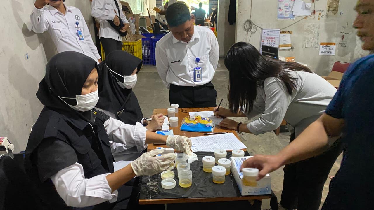 Ketua Tim Pemberantasan BNN Kendal, Reza Amin Nugroho saat meninjau kegiatan sosialisasi dan tes urine digelar di kantor JNE Kendal, Senin (1/12/2025).