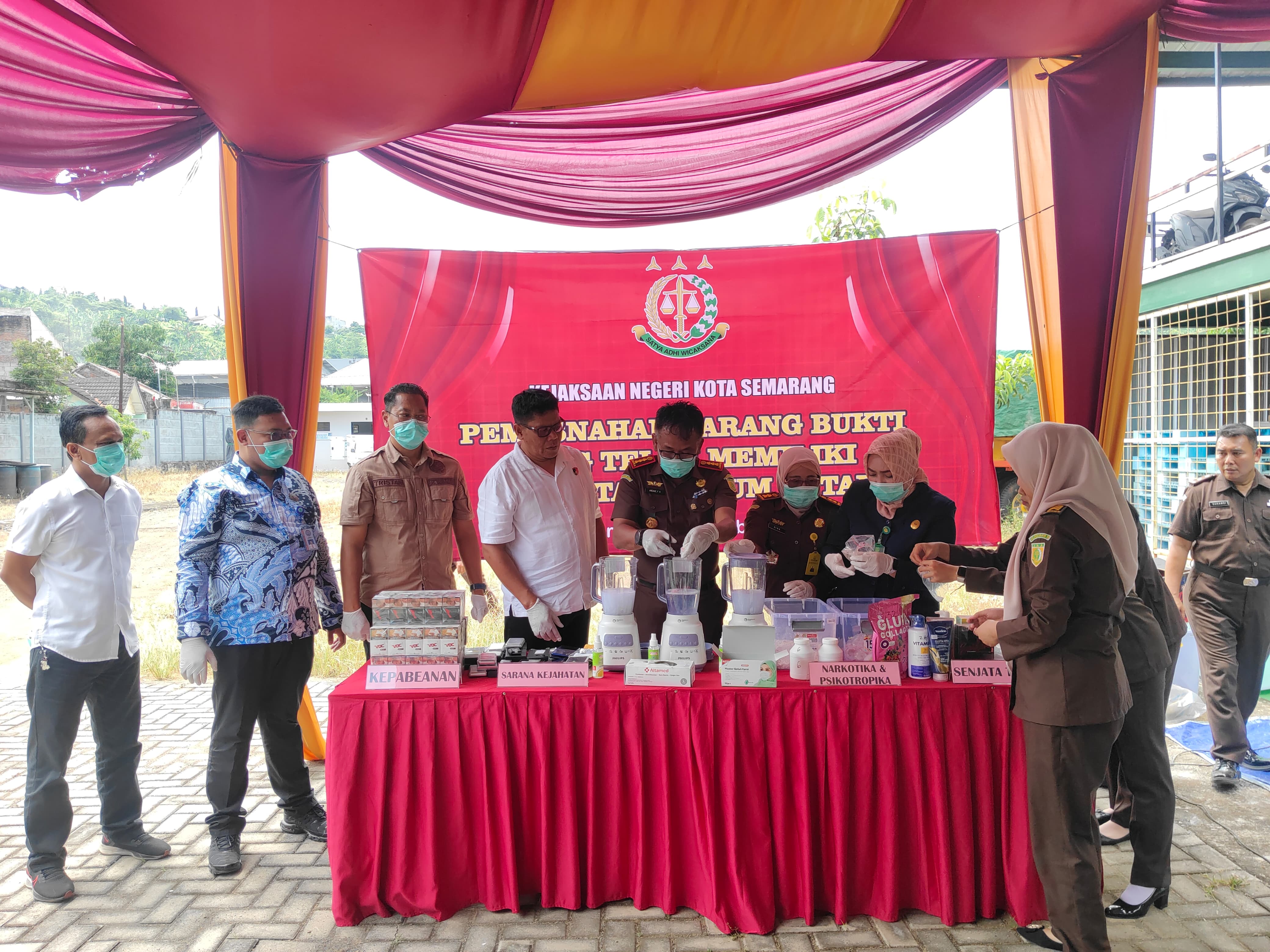 Kepala Kejaksaan Negeri Kota Semarang Andhie Fajar Arianto bersama stakeholder memusnahkan barang bukti tindak pidana di Rupbasan Semarang, Selasa (2/12/2025).