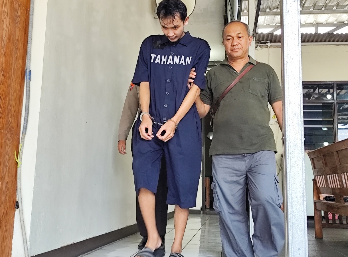 Tampang tersangka saat digelandang masuk ke dalam ruang tahanan Mapolsek Banyumanik