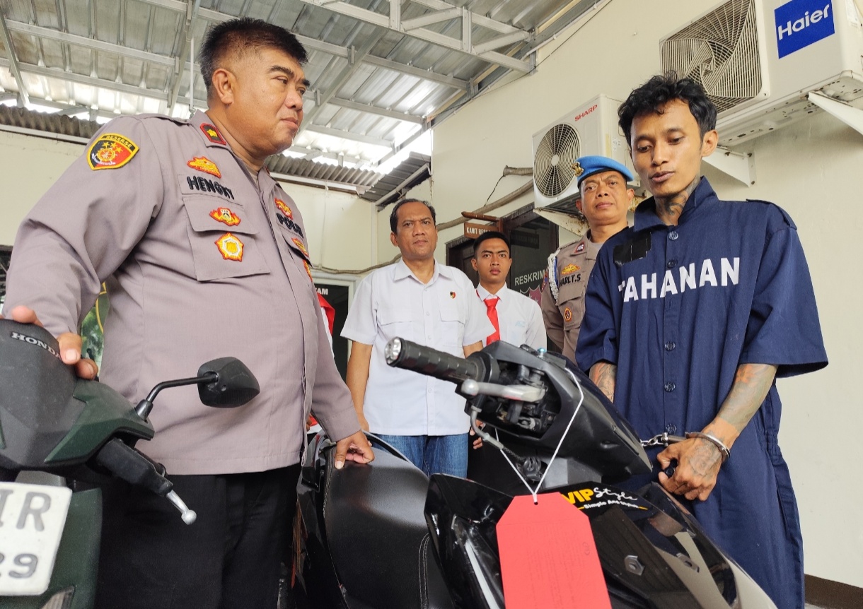 Tersangka bertato mengenakan baju tahanan kasus curanmor