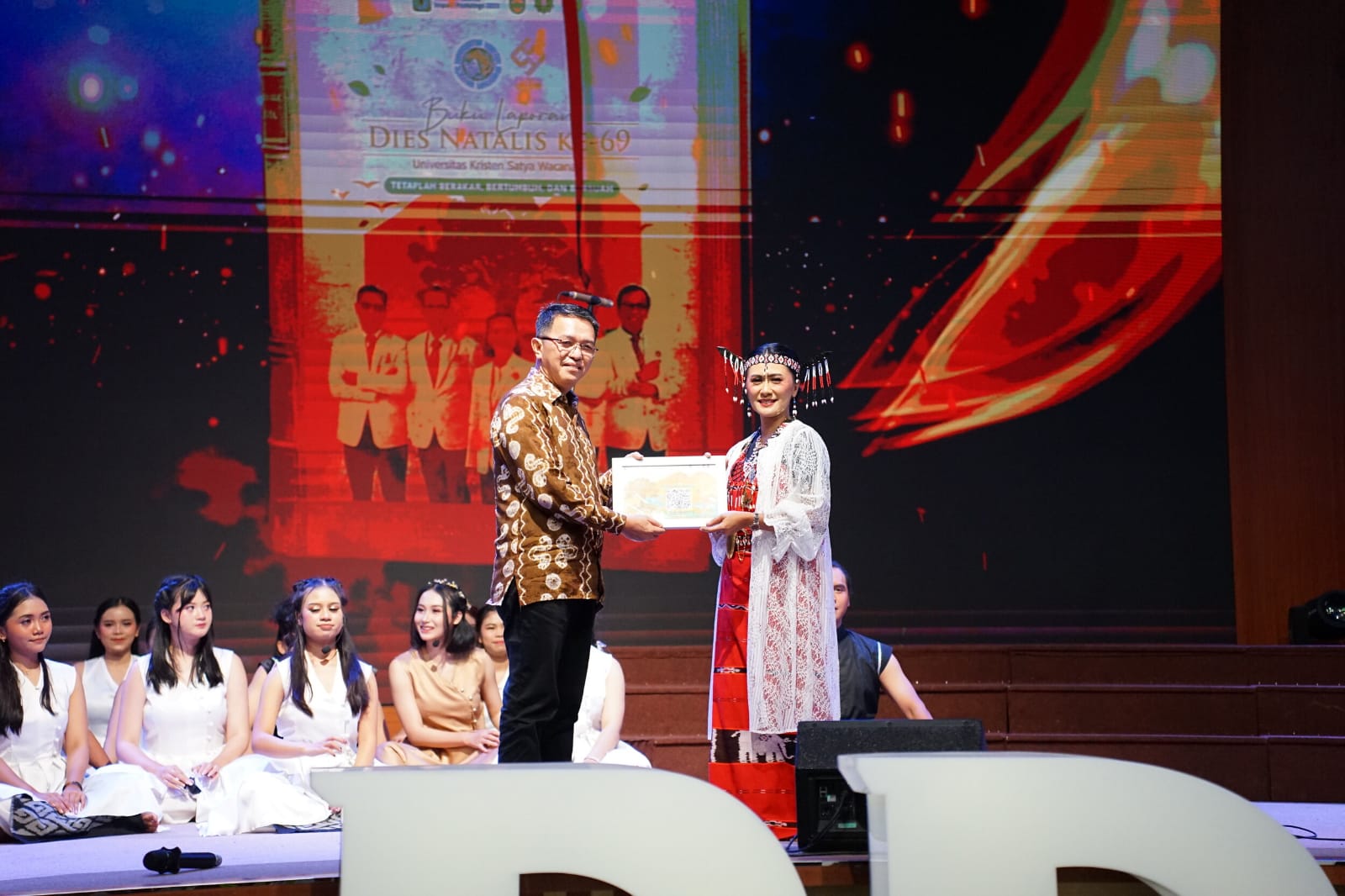 Peringatan Dies Natalis ke-69 UKSW dalam Rapat Terbuka Senat Universitas bertema &ldquo;Tetaplah Berakar, Bertumbuh, dan Berbuah&rdquo; menghadirkan rangkaian prosesi liturgis dan ekspresi seni sebagai refleksi