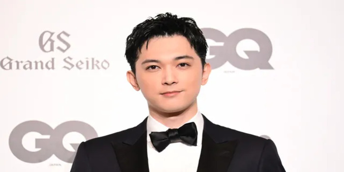Tangkapan layar dari sesi GQ Men of the Year 2025, menampilkan Ryo Yoshizawa yang hadir setelah dinobatkan sebagai Aktor Terbaik berkat penampilannya di film National Treasure