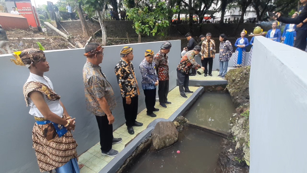 LESTARI : Unnes ketika melakukan kegiatan Tawu Sendang di Kalisegoro