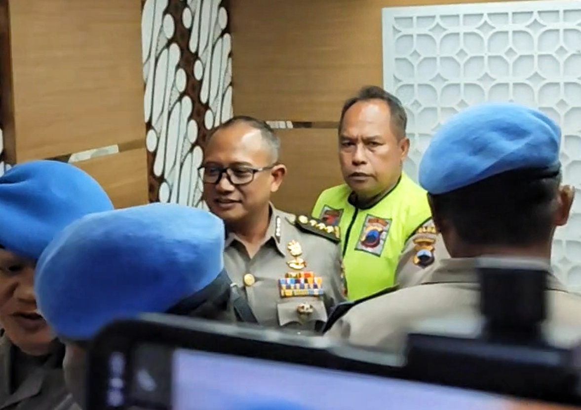 Tampang AKBP Basuki mengenakan rompi hijau saat didalam lift usai keluar ruangan sidang KKEP