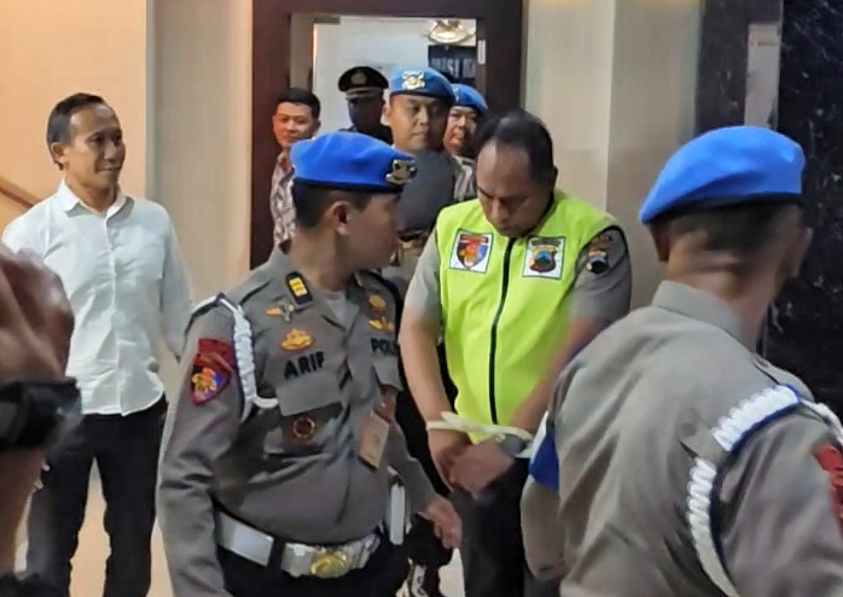 AKBP Basuki Diduga Memiliki Hubungan Asmara dengan Korban Dosen Untag Semarang yang Meninggal di Hotel di Semarang, Begini Kisahnya   AKBP Basuki, mengenakan rompi hijau usai menjalani sidang KKEP