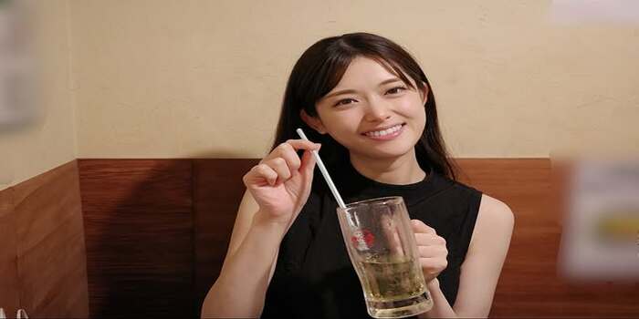 Tangkapan layar dari akun Instagram matsumura_sayuri_official, menampilkan dirinya sedang tersenyum hangat sambil memegang gelas minuman dengan sedotan. Ia duduk di sebuah bilik restoran.