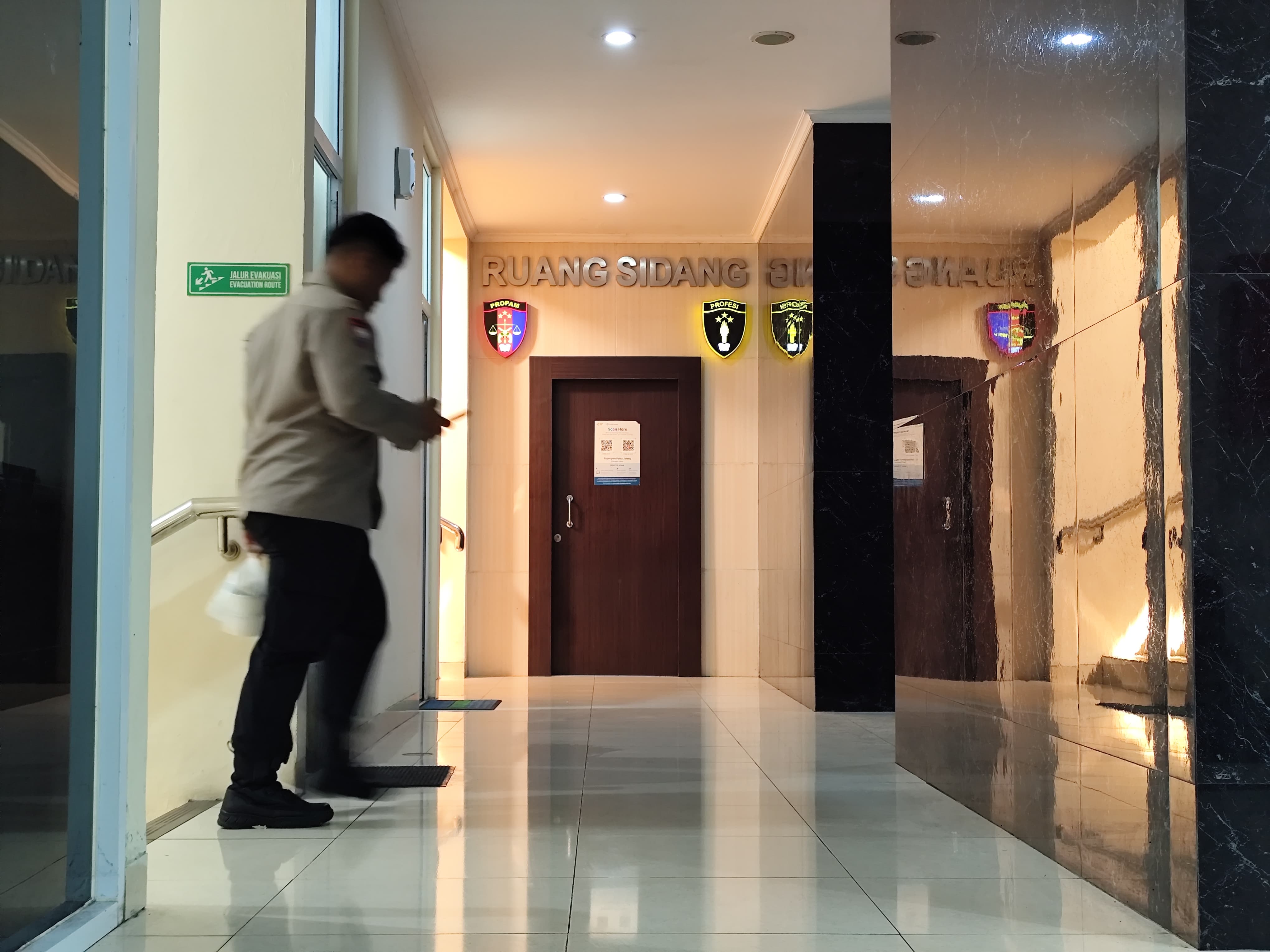 Pintu ruangan sidang KKEP AKBP Basuki dalam kondisi tertutup.
