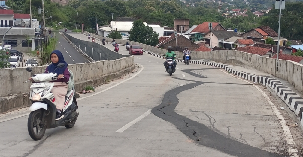 RETAK : Struktur tanjakan Kalipancur retak karena struktur tanah yang belum solid.