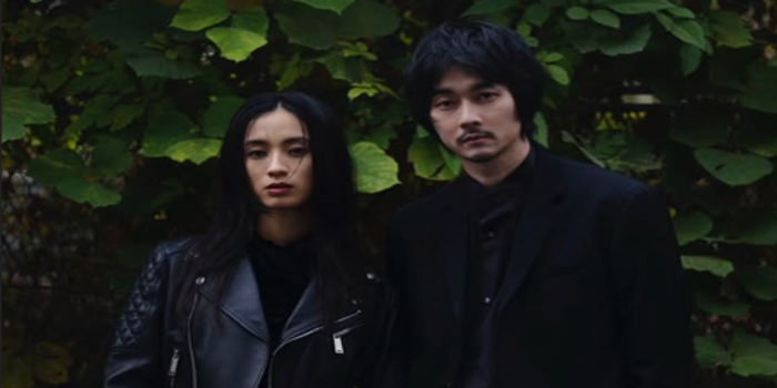 Tangkapan layar dari unggahan Instagram pasangan tersebut, menampilkan keduanya berpose serasi dalam balutan busana serba hitam dengan latar pepohonan yang memberi kesan hangat dan artistik.