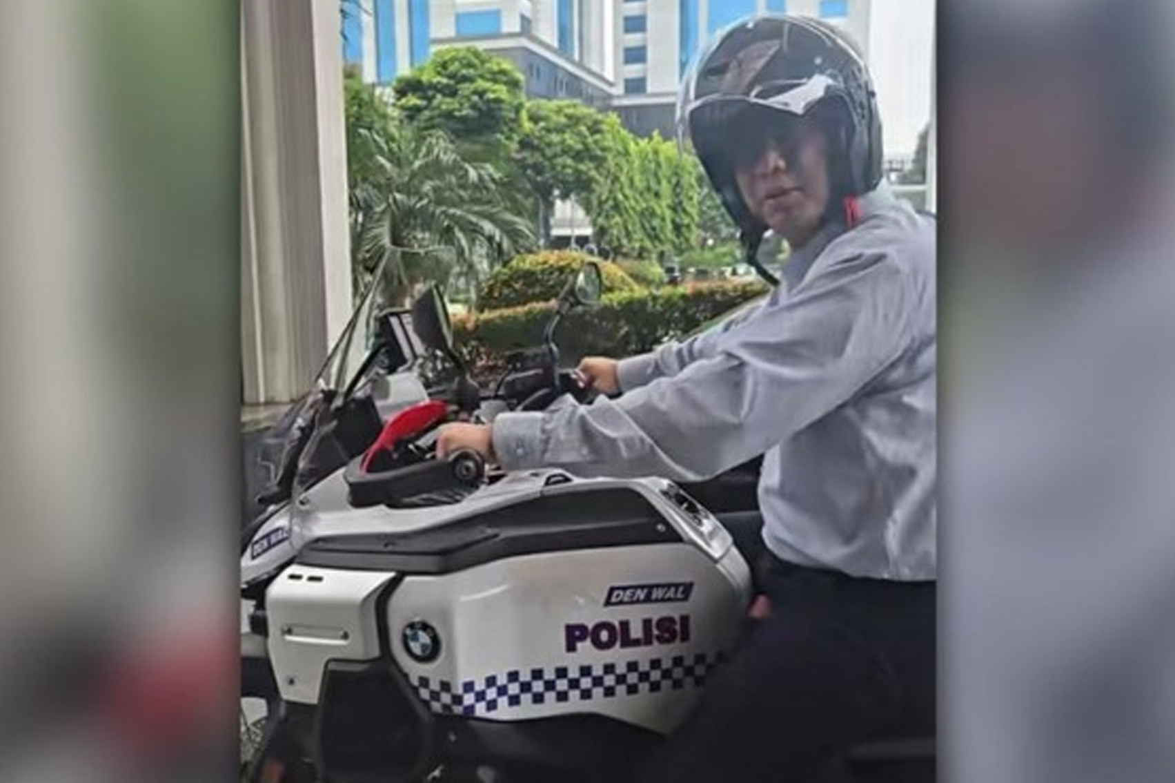 Tangkapan layar saat Purbaya mencoba motor gede (moge) Patwal Polri.