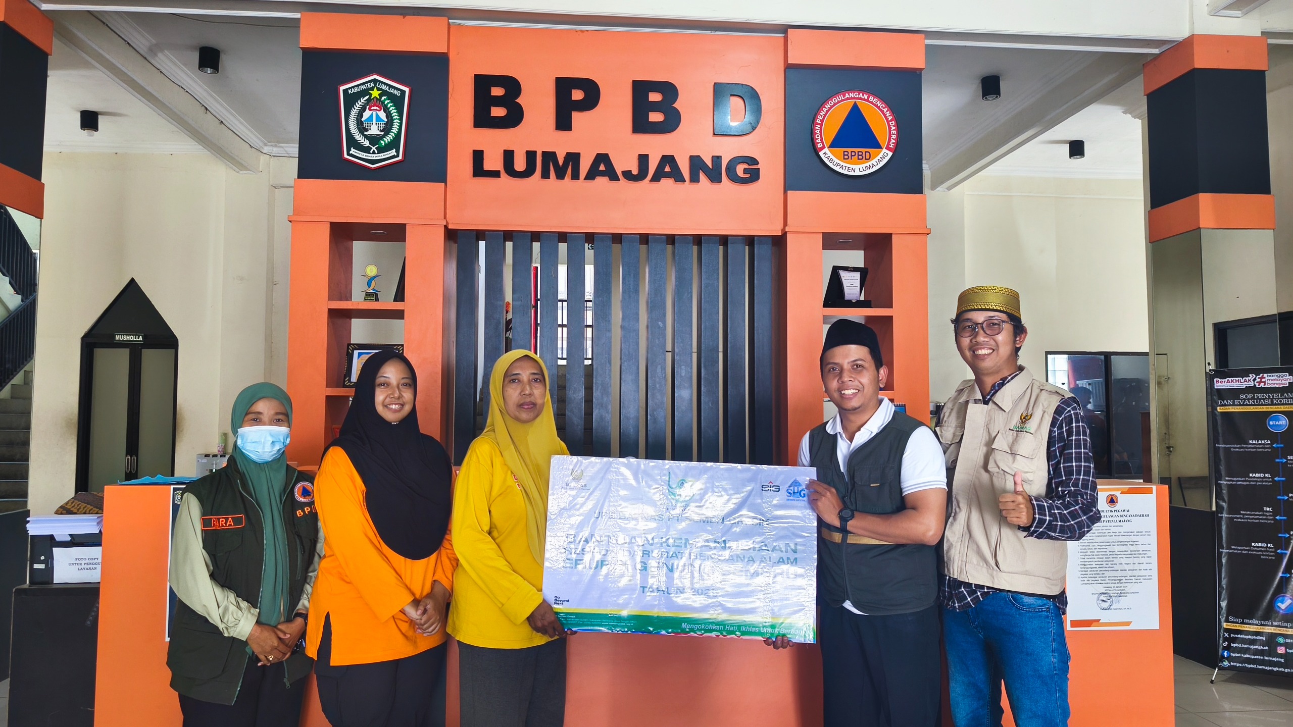 Perwakilan UPZ Baznas PT Semen Gresik bekerjasama dengan BPBD Lumajang menyalurkan bantuan bagi warga terdampak erupsi Gunung Semeru di wilayah Kabupaten Lumajang, Jawa Timur (2/12).