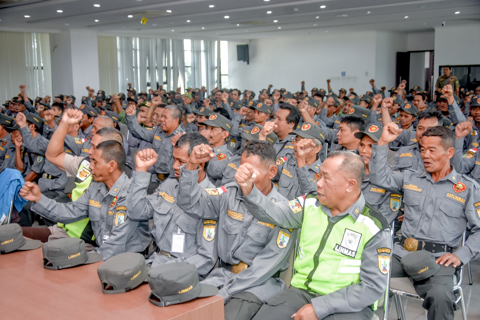 Wali Kota Salatiga, dr. Robby Hernawan, Sp.OG., menyampaikan apresiasi kepada anggota Satlinmas yang telah bekerja secara tulus dan ikhlas mengabdi kepada masyarakat.