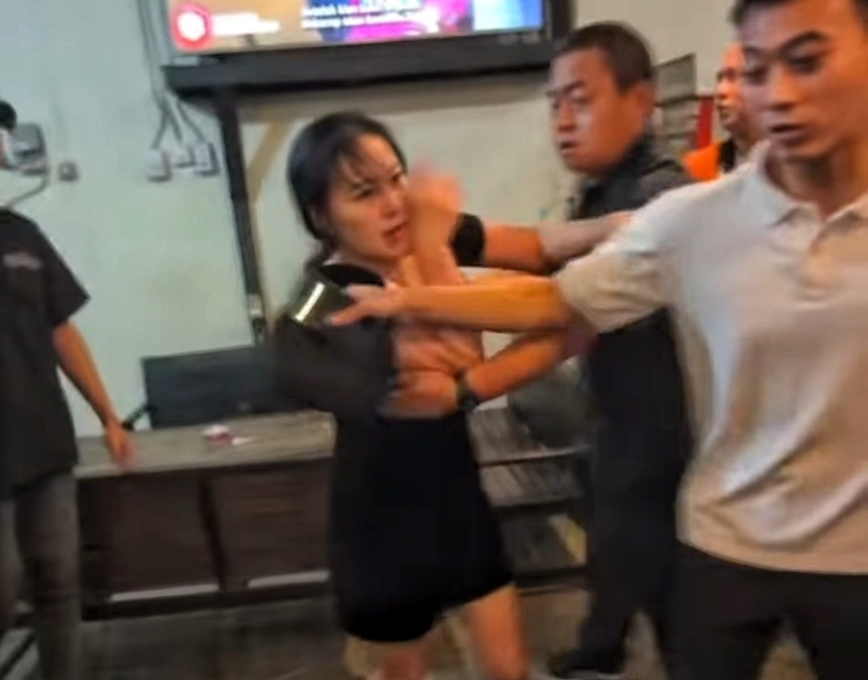 Tampang perempuan WNA pengemudi mobil yang terlibat kecelakaan