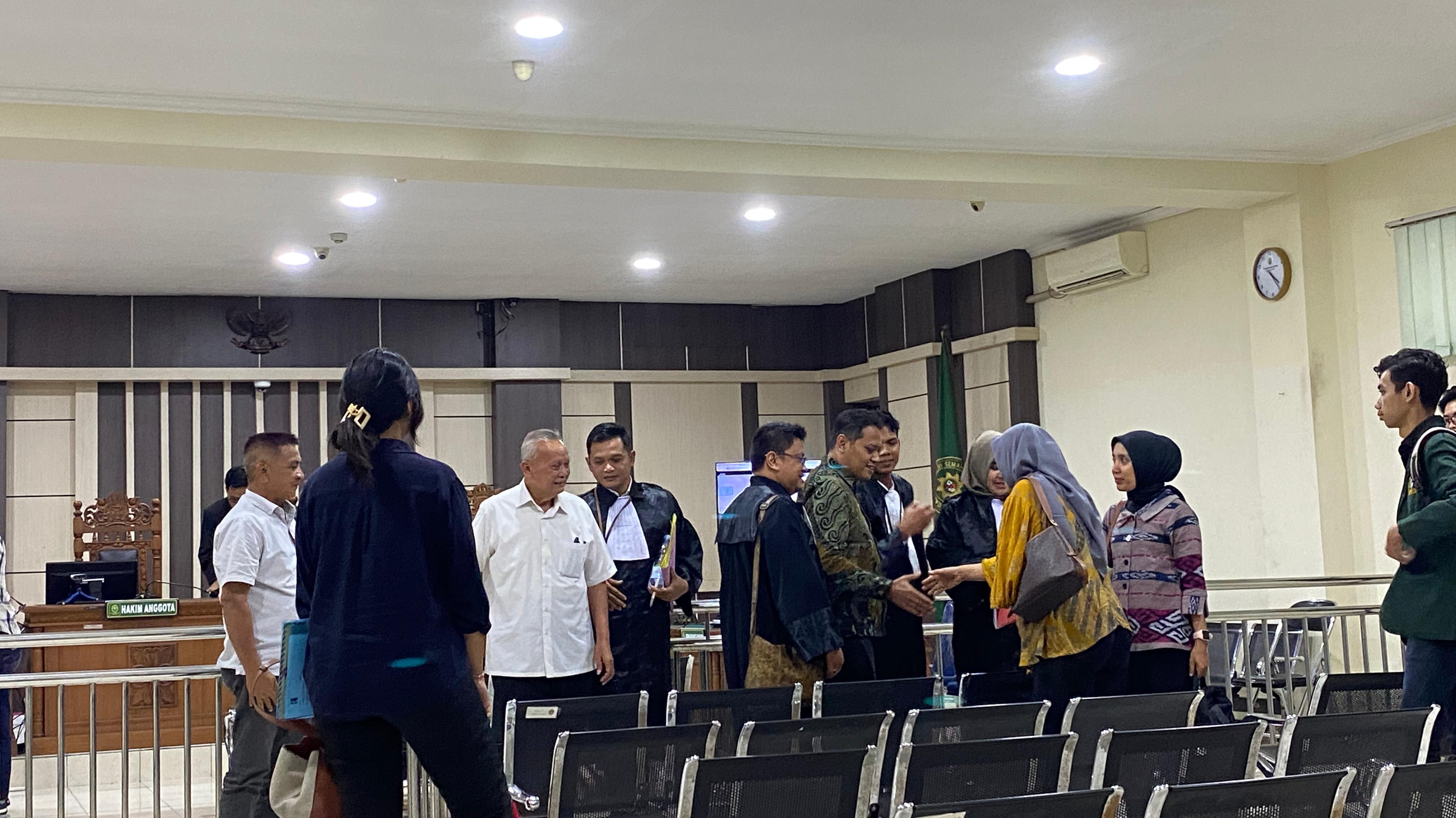 Dua mantan Sekda Klaten (baju putih) menjalani sidang di Pengadilan Tipikor Semarang, Kamis (4/12/2025).